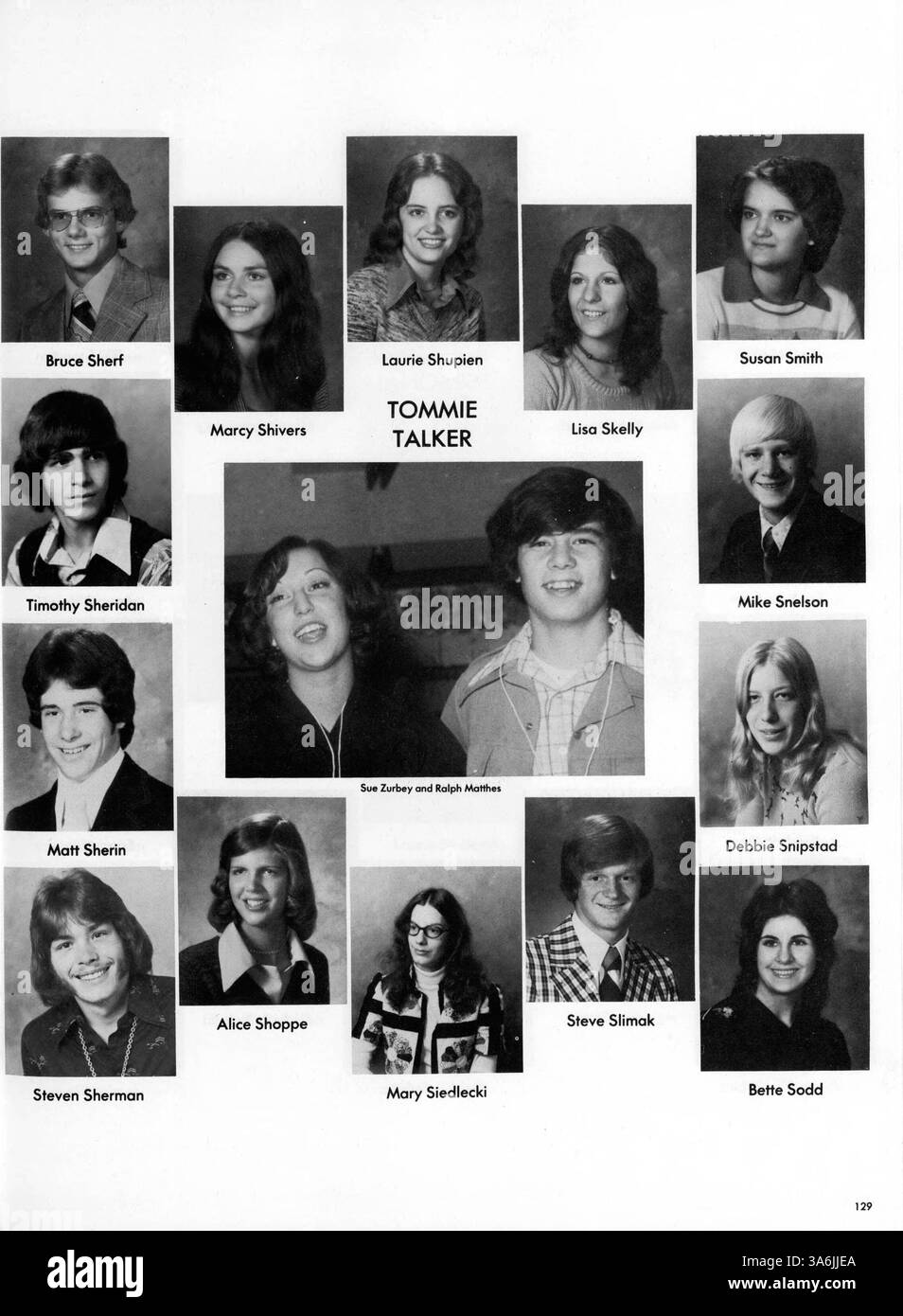Diese Ausgabe des Jahrbuchs „76 Wizard“ von der Edison High School aus dem Jahr 1976 erinnert an das Schuljahr 1975-1976 mit Höhepunkten in den Bereichen Leichtathletik, Studentenclubs, Lehrerleistungen und afroamerikanische Geschichte, die die Vielfalt des Schullebens veranschaulichen. Stockfoto