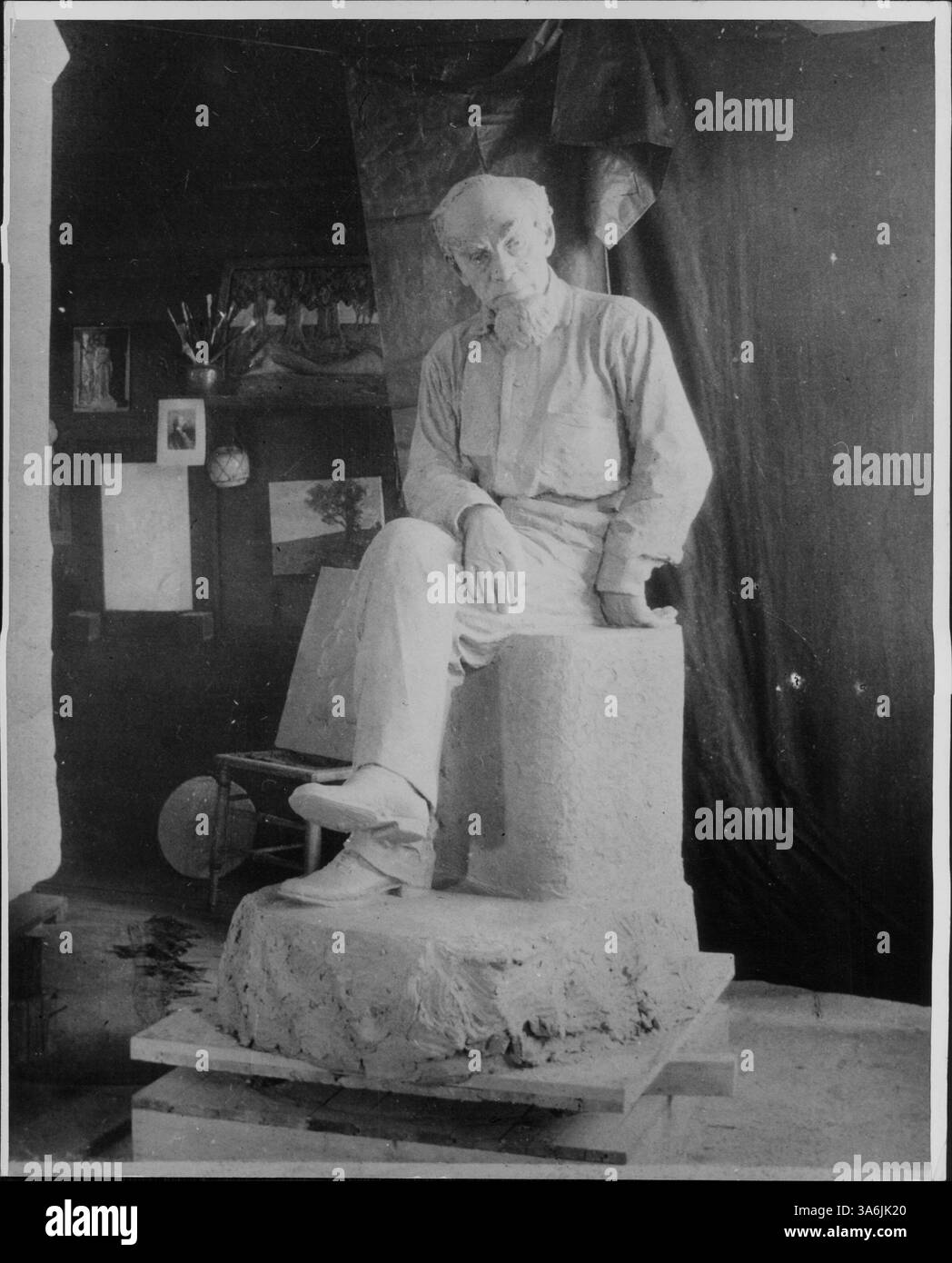 Die Statue von Captain John Tapper, geschaffen von der Künstlerin Mrs. George J. Backus, wird in ihrem Atelier an der 9th Ave ausgestellt. SE, zeigt die Skulpturenarbeit in Bearbeitung. Stockfoto