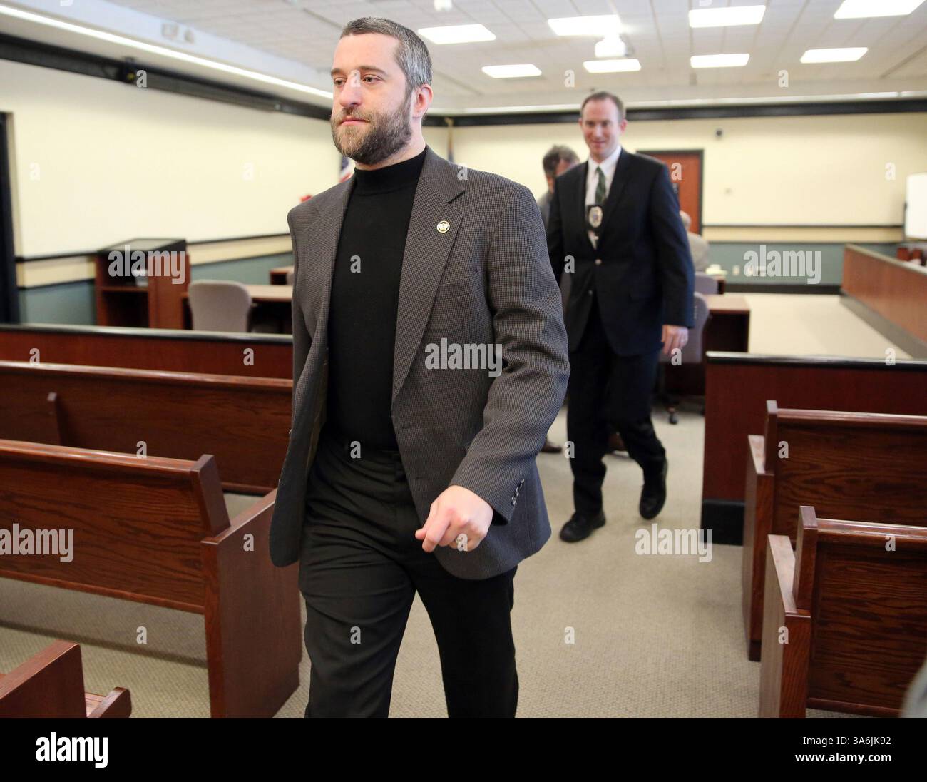 Januar 2015, Port Washington, Wisconsin, USA: DUSTIN DIAMOND, am besten bekannt für seine Rolle als Screech in der 1990er-TV-Show ''Saved by the Bell'', erscheint während einer Vorverhandlung vor dem Ozaukee County Circuit Court, wegen der Anklage, dass er letzten Monat in eine Anwaltskammer in Port Washington, Wiss., verwickelt war. In dem Fall wurde ein Prozess angeordnet. (Abbildung: © Mike de Sisti/TNS/ZUMA Wire) Stockfoto