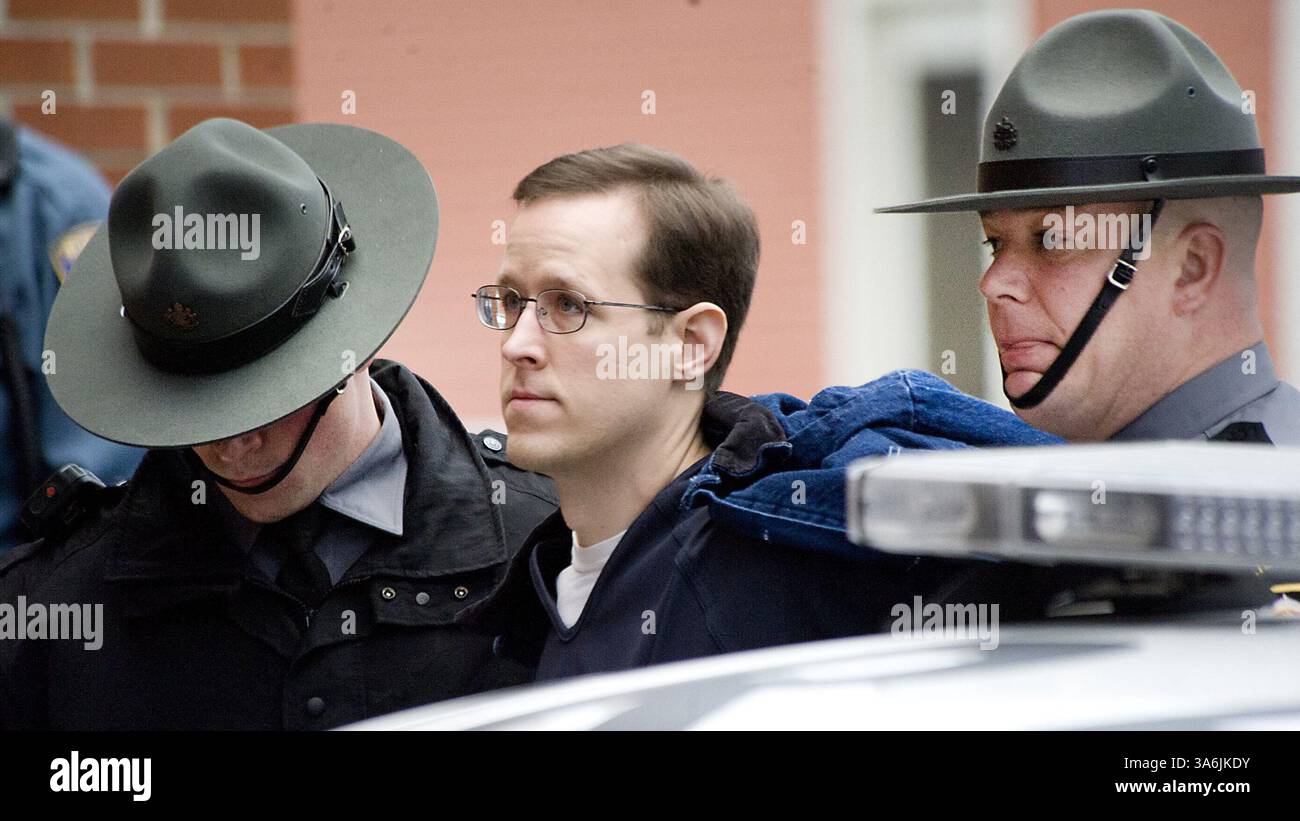 5. Januar 2015 - Milford, Pennsylvania, USA - ERIC FREIN wird zu einer Vorverhandlung im Pike County Courthouse begleitet. Frein, 31, von Canadensis, ist der einzige Verdächtige bei der Schießerei am 12. September 2014 vor der Baracke der Polizei von Blooming Grove in Pike County, bei der CPL Bryon Dickson getötet und der Trooper Alex Douglass schwer verletzt wurde. Die Polizei sagt, Frein führte die Strafverfolgungsbehörden auf eine 48-tägige Fahndung durch die Pocono-Wälder, bevor US-Marshals ihn im Oktober 30 in der Nähe eines verlassenen Flugzeughangars festnahmen. (Kreditbild: © Harry Fisher/TNS/ZUMA Wire) Stockfoto