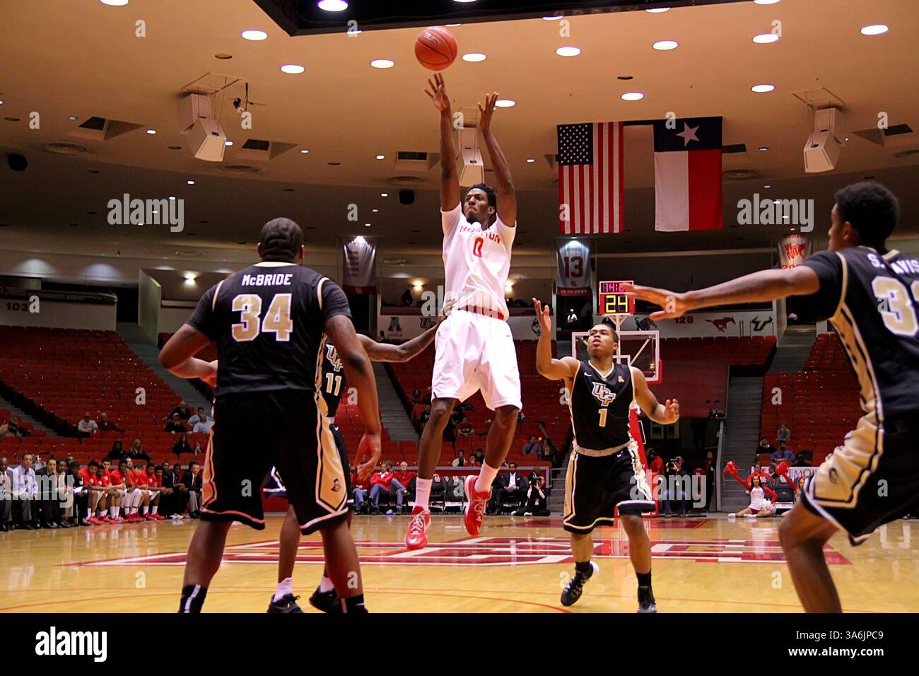 6. JANUAR 2015: Danrad Knowles #0 der University of Houston macht einen Mittelklassesprung während des NCAA-Basketballspiels zwischen Houston und Central Florida vom Hofheinz Pavilion in Houston, Texas. (Bild: © Erik Williams/Cal Sport Media/ZUMAPRESS.com) Stockfoto