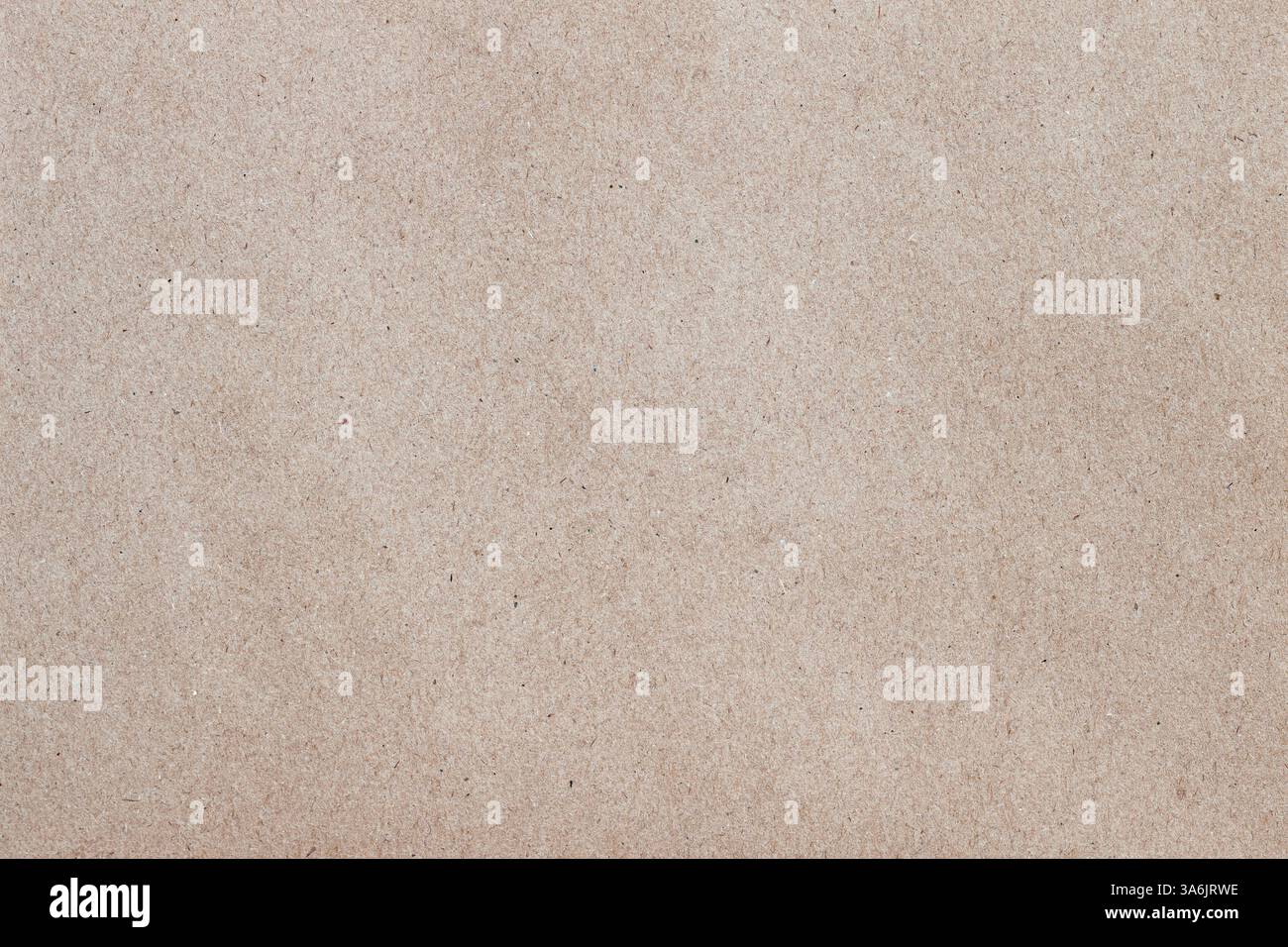 Nahaufnahme natürlicher Papierstruktur in weichem Beigetönen mit sichtbaren Fasern und organischem Muster. Konzept des ökologischen Hintergrunds, der Handwerksfläche und des Designs Stockfoto