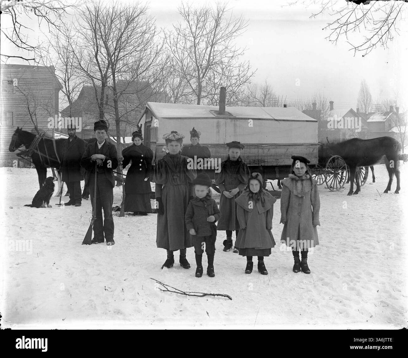 Eine Pionierfamilie aus Ohio hielt in Reverend White's Haus in East Minneapolis auf, als sie in den späten 1800er Jahren in den Westen unterwegs war Das genaue Datum des Fotos ist unbekannt, aber es ist vor den 1880er Jahren Stockfoto