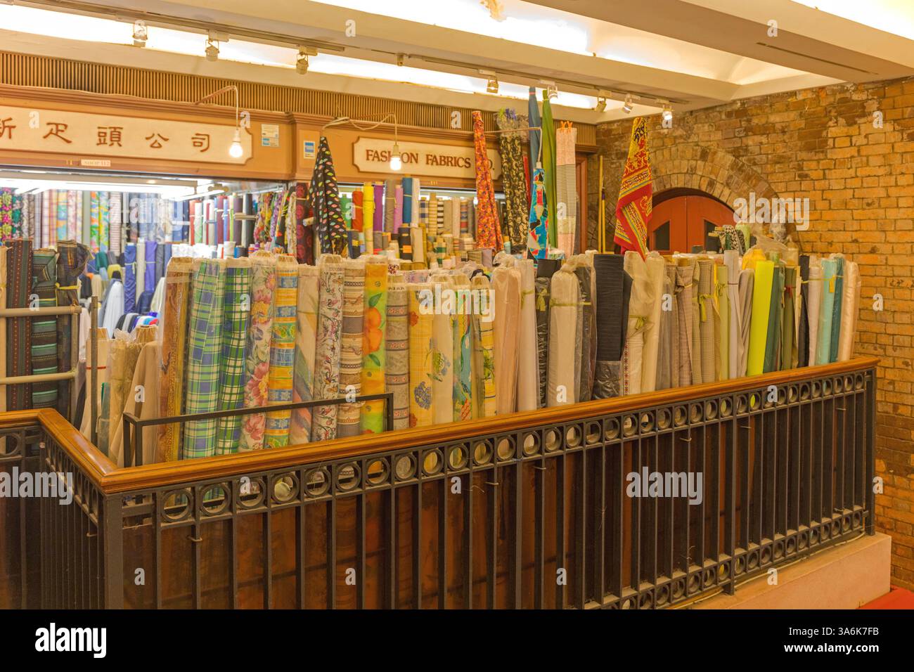 Hongkong, China - 1. Mai 2017: Fashion Fabric Cloth Textile Material Shopping in der historischen Western Market Hall Sheung Wan. Stockfoto
