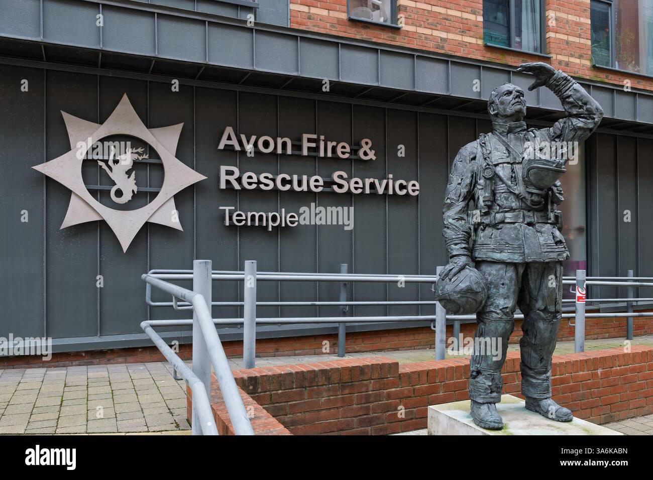 Tempel Avon und Somerset Feuerwache Eingang mit Statue der Feuerwehr, die in den Himmel blickt. Errichtet 2003 nach den Angriffen von 9/11. Stockfoto
