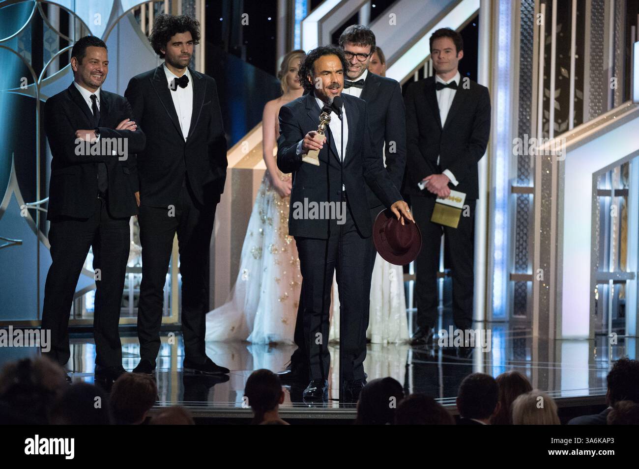 11. Januar 2015 - Beverly Hills, Kalifornien, USA - der Golden Globe wird bei den 72. Jährlichen Golden Globe Awards im Beverly Hotel an Alejandro Gonzalez Inarritu, Nicolas Giacobone, Alexander Dinelaris und Armando Bo für den besten DREHFILM für BIRDMANâ verliehen. (Kreditbild: © HFPA/ZUMAPRESS.com) Stockfoto