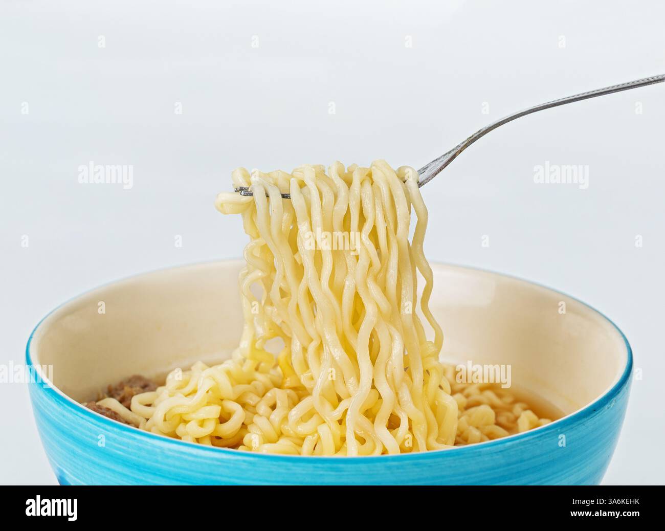 Nudelvergnügen: Nahaufnahme appetitlicher Nudeln, die von einer Gabel aufgeschnappt werden und das einfache Vergnügen eines kulinarischen Moments zeigen. Perfekt für Food-Blogs, Stockfoto