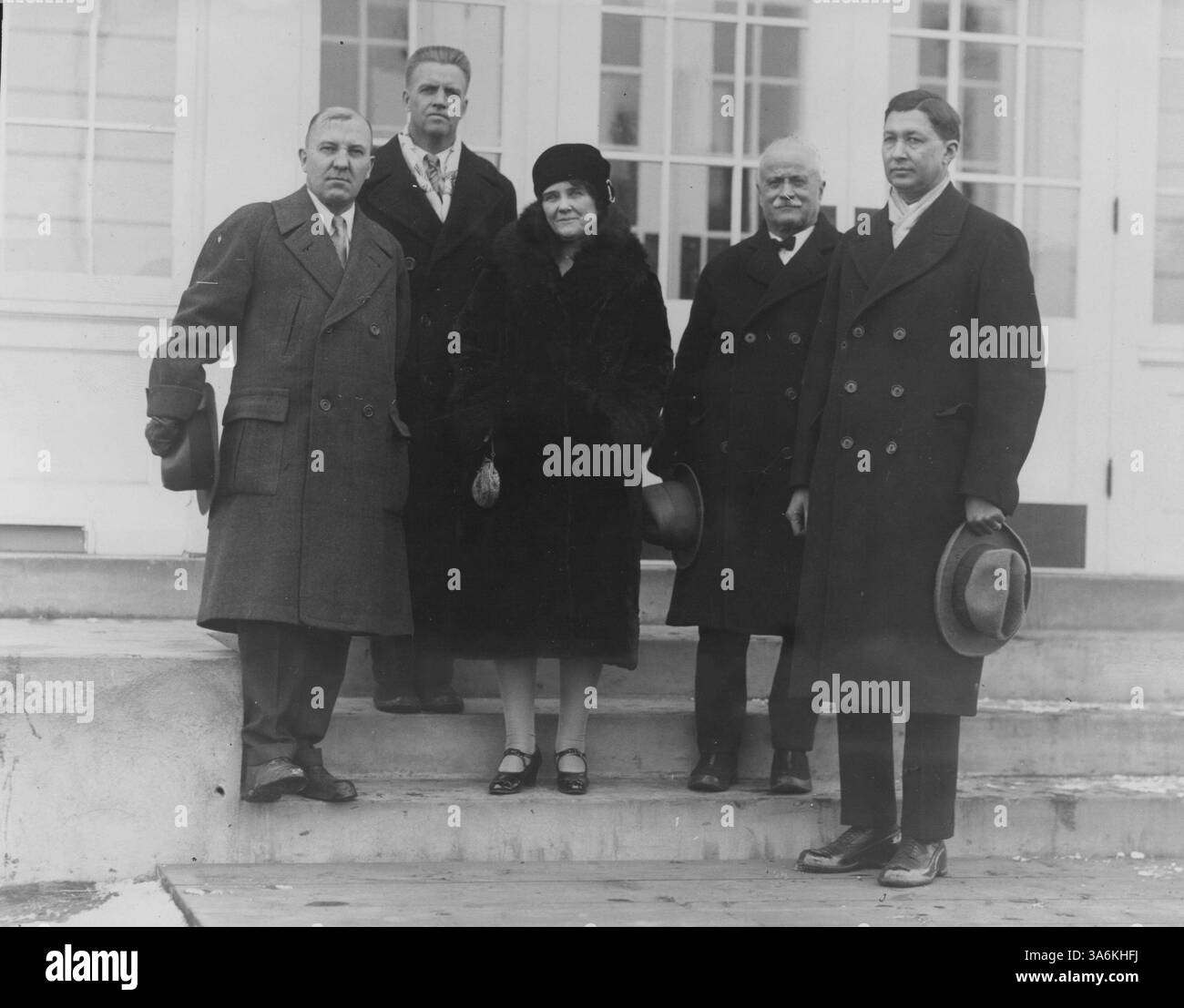 Mitglieder des Park Board versammelten sich zur Einweihung des Lynnhurst Fieldhouse, mit prominenten Persönlichkeiten wie E.K. Jenkins, Karl B. Raymond, Mrs. A. W. Armatage, Theodore Wirth und M. R. Scroggins. Stockfoto