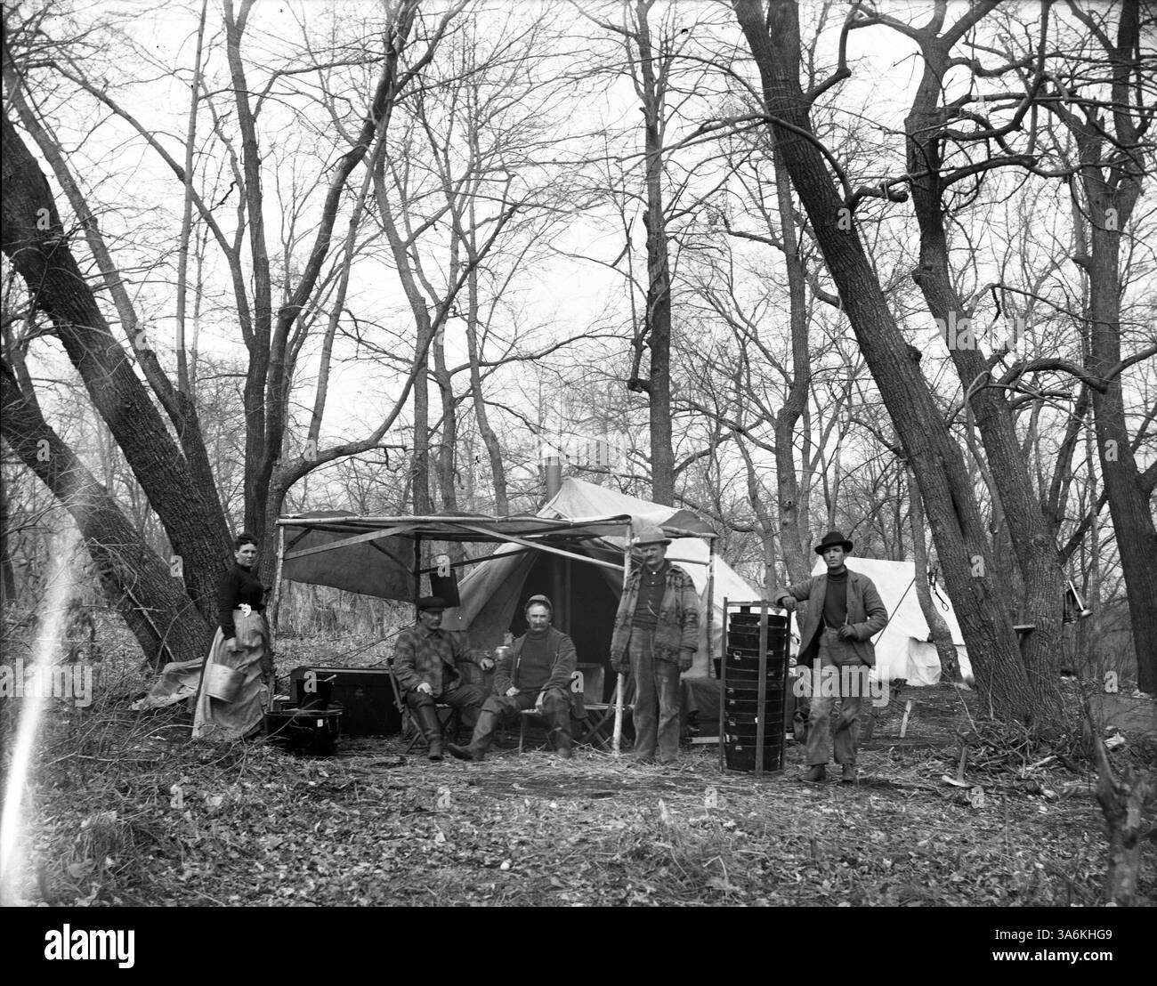Sam Fullerton, zusammen mit anderen, sammelt Hechteier aus dem Otter Tail Lake für die Verwendung in der staatlichen Fischbrüterei. Fullerton, 1895 zum Game Warden ernannt, ist an der Verwaltung der Fischpopulationen in Minnesota beteiligt. Stockfoto