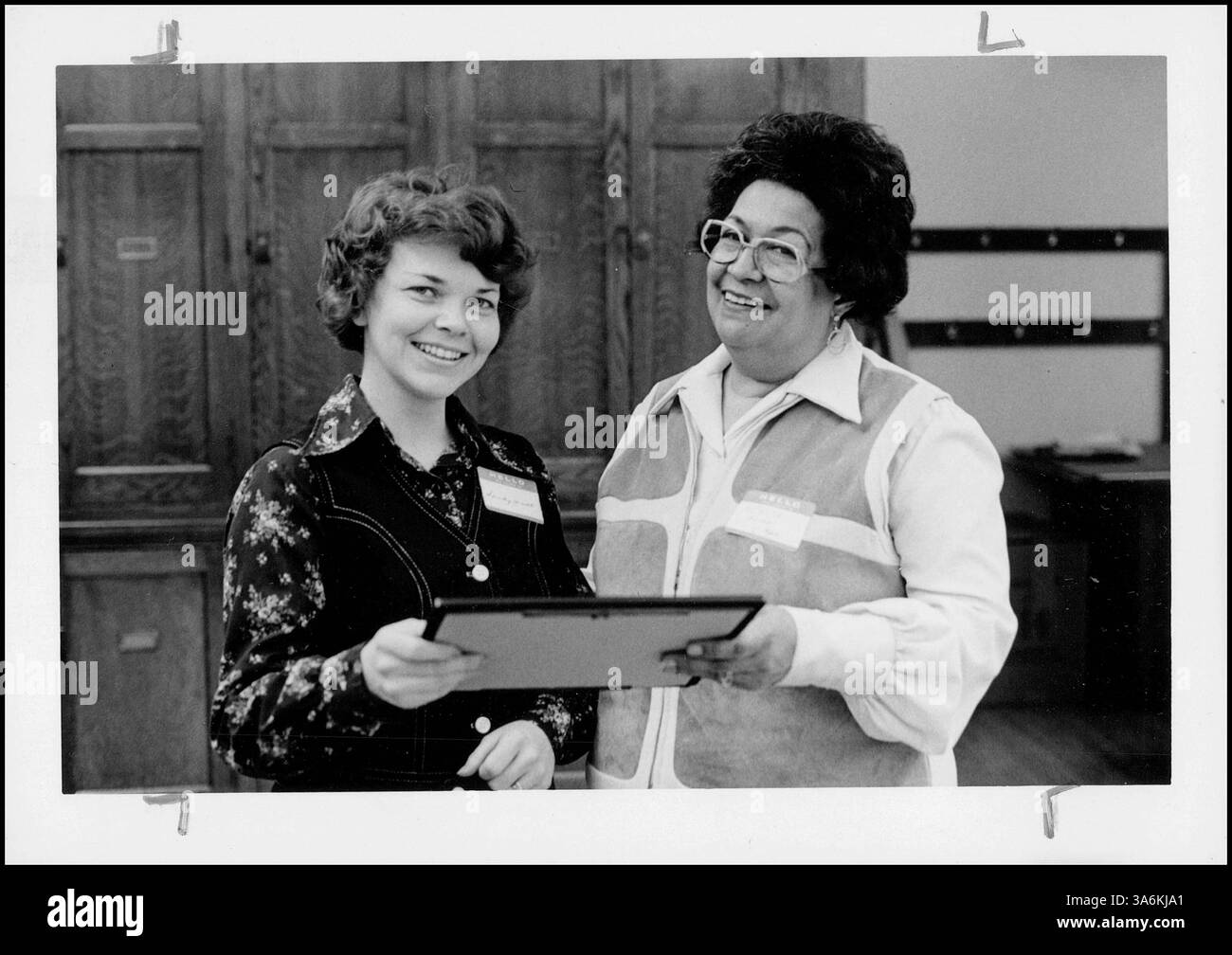 Ein Empfang von United Way, bei dem Vertreter von fünf Minneapolis Schulen für ihre Beiträge an United Way Anerkennung verliehen wurden, wobei Sandy Arendt und Alberta Murray im Bild waren. Stockfoto