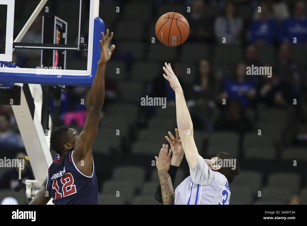 Januar 2015 - Omaha, Nebraska, U.. S - Creighton Bluejays Center WIRD ARTINO (31) über St. John's Red Storm, CHRIS OBEKPA (12), schießen. Creighton besiegte St. John’s (77–74) in einem Spiel im CenturyLink Center in Omaha, Nebraska. (Bild: © Mark Kuhlmann/ZUMA Wire/ZUMAPRESS.com) Stockfoto