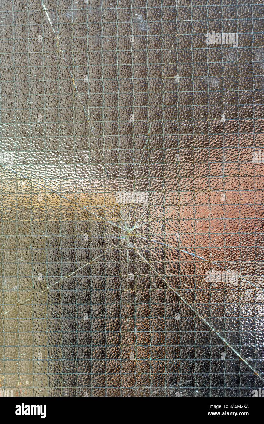 Beschädigung des verstärkten Glases. Konzept für Einbruch- oder Glasversicherung Stockfoto