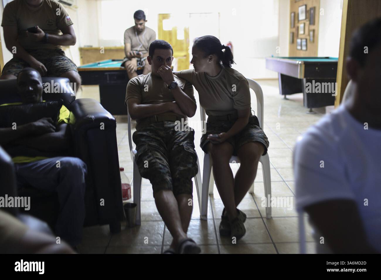 7. Februar 2015 - Cap Haitien, Haiti - das einzige verheiratete Paar auf der Basis teilt einen seltenen Moment zusammen. Corporal Muâ€"OZ und Corporal Valdez müssen die Nacht in separaten Räumen verbringen, aufgrund der Regeln der Mission. (Bild: © Oliver Contreras/ZUMA Wire) Stockfoto