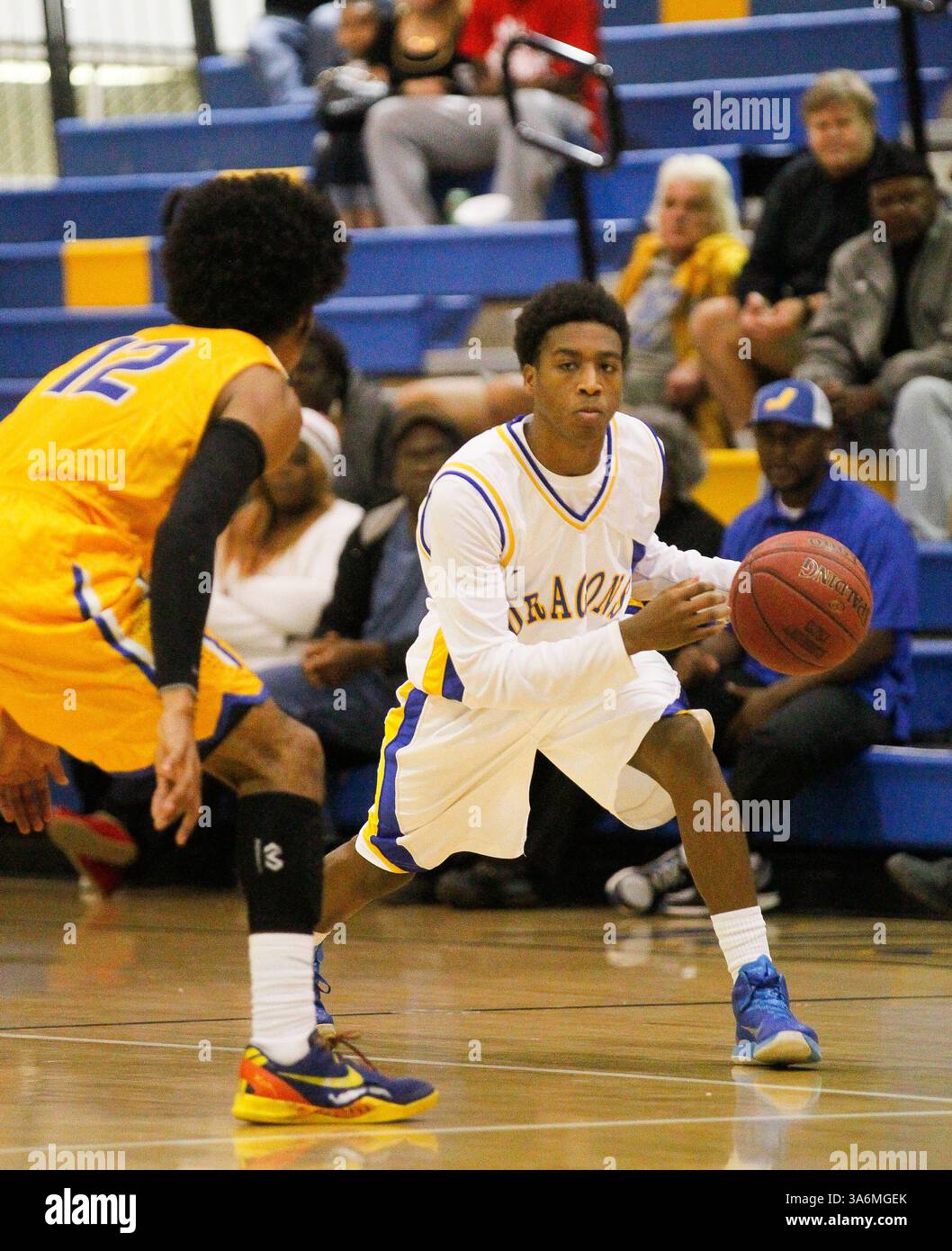 Februar 2015 - Tampa, Florida, USA - EVE EDELHEIT | Times. Vernon Jackson von Jefferson (11) dribbelt den Ball während des Basketballspiels an der Jefferson High School in Tampa am Donnerstag, den 12. Februar 2015. (Bild: © Eve Edelheit/Tampa Bay Times/ZUMA Wire) Stockfoto