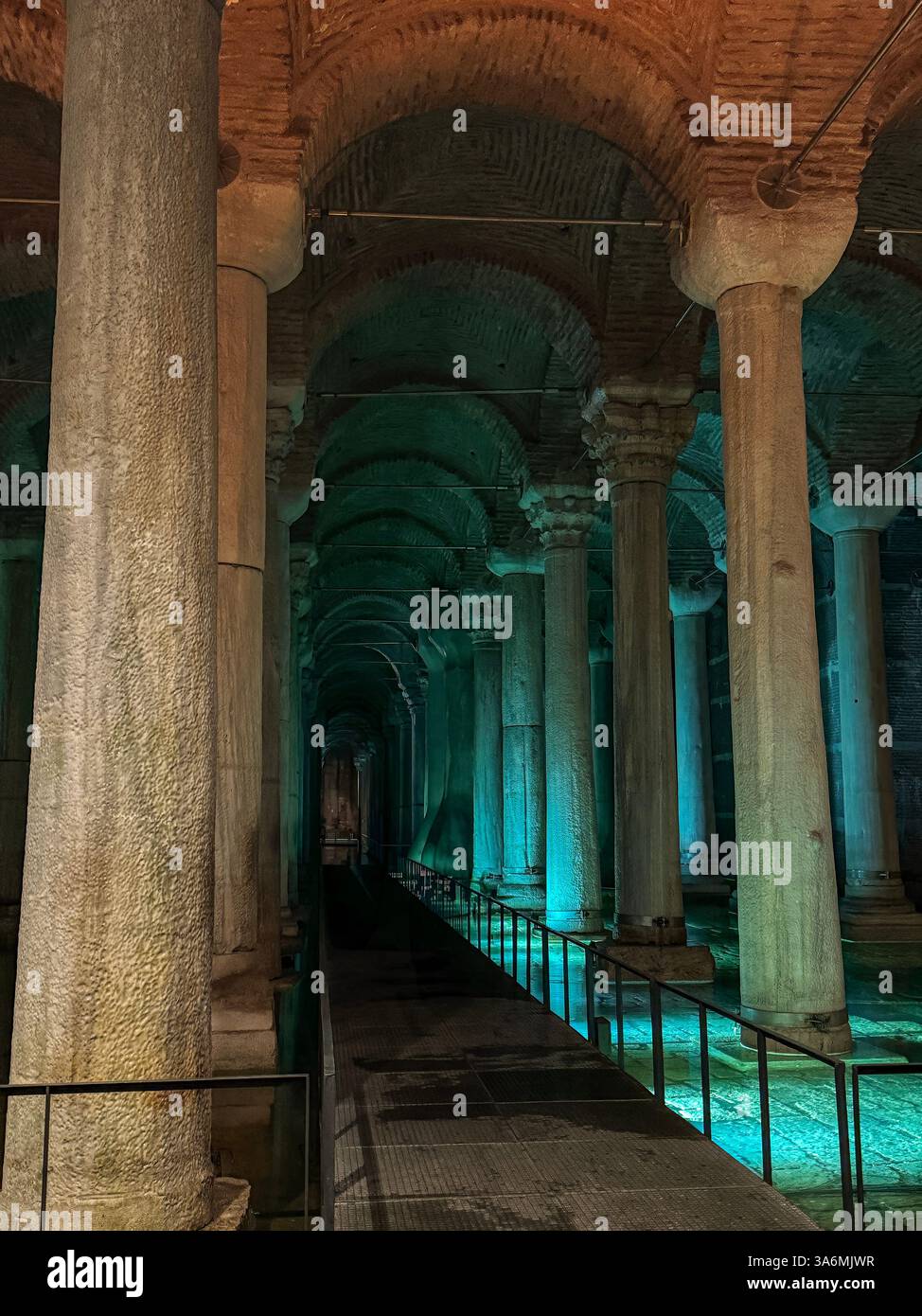 Basilika-Zisterne mit majestätischer, antiker unterirdischer Kammer mit markanten Steinsäulen und glühendem Wasser, Istanbul, Türkei Stockfoto