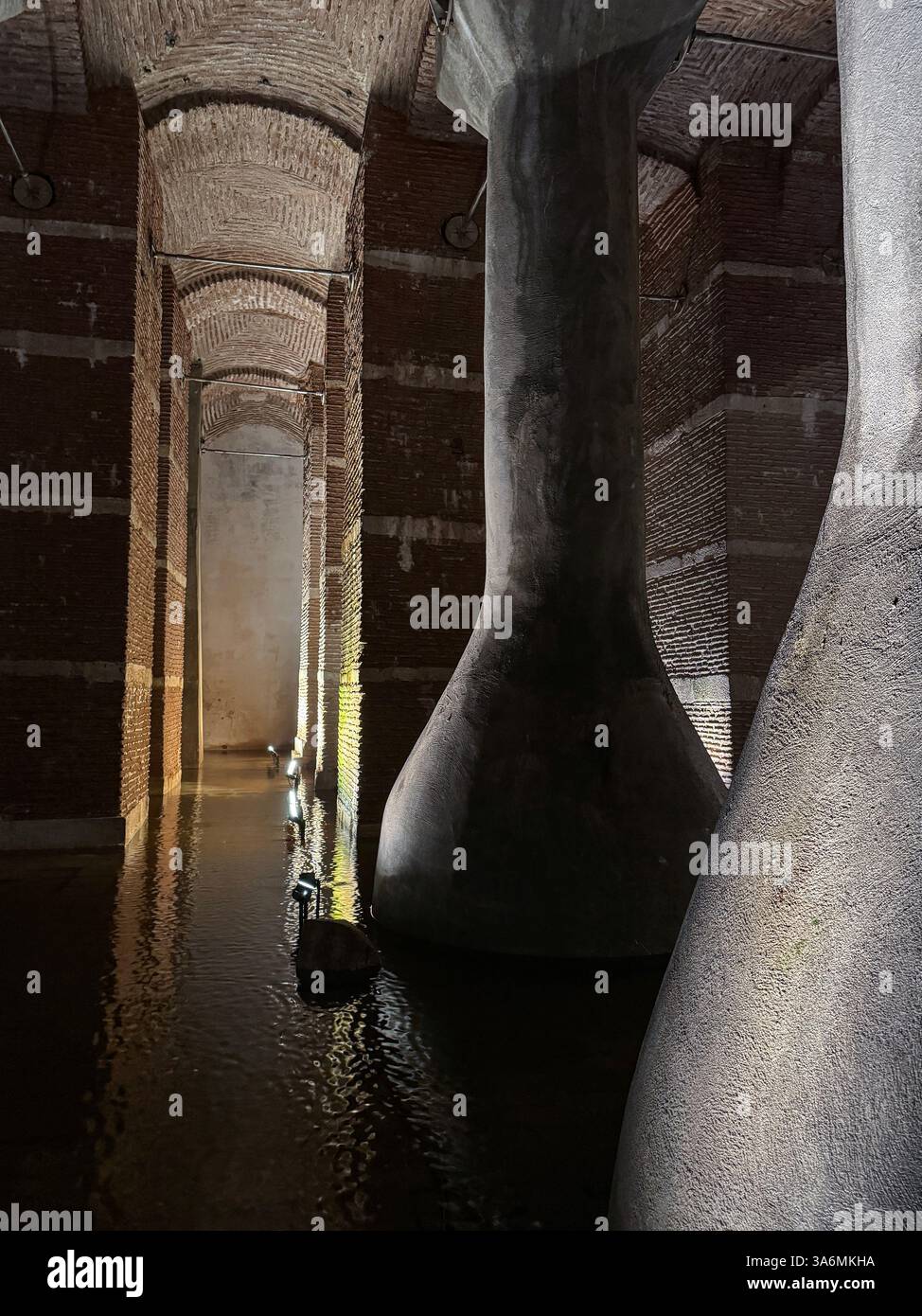Basilika-Zisterne mit majestätischer, antiker unterirdischer Kammer mit markanten Steinsäulen und glühendem Wasser, Istanbul, Türkei Stockfoto