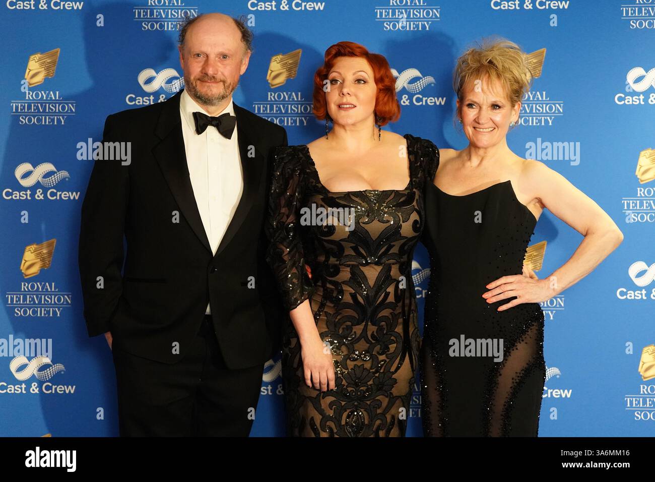 Nicholas Asbury, Sophie Willan und Lorraine Ashbourne nehmen an den Royal Television Society Programme Awards im Grosvenor House Hotel in London Teil. Bilddatum: Dienstag, 25. März 2025. Stockfoto