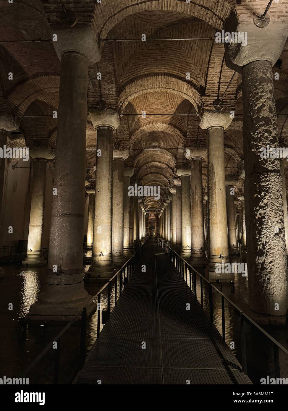 Basilika-Zisterne mit majestätischer, antiker unterirdischer Kammer mit markanten Steinsäulen und glühendem Wasser, Istanbul, Türkei Stockfoto
