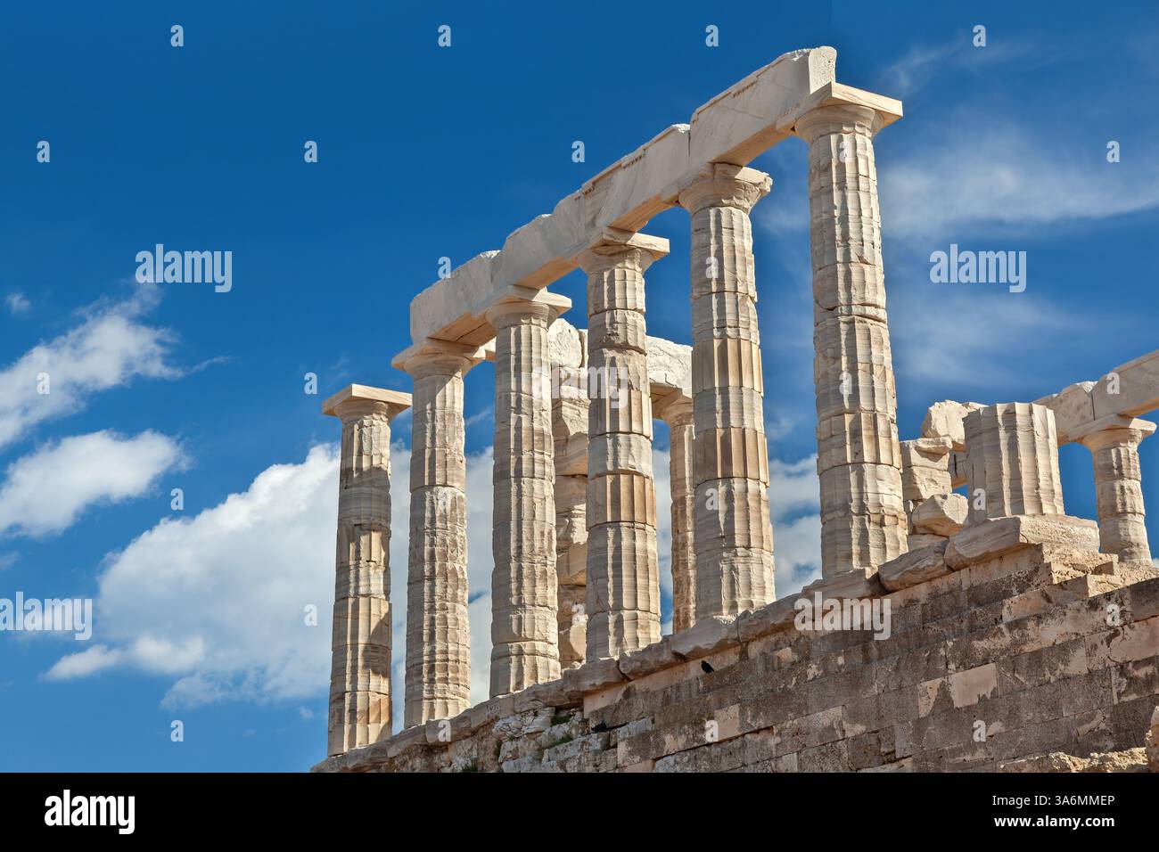Tempel des Poseidon am Kap Sounio in Südattika, Griechenland, Europa. Der Tempel wurde im 5. Jahrhundert v. Chr. erbaut und war dem Gott des Meeres geweiht. Stockfoto