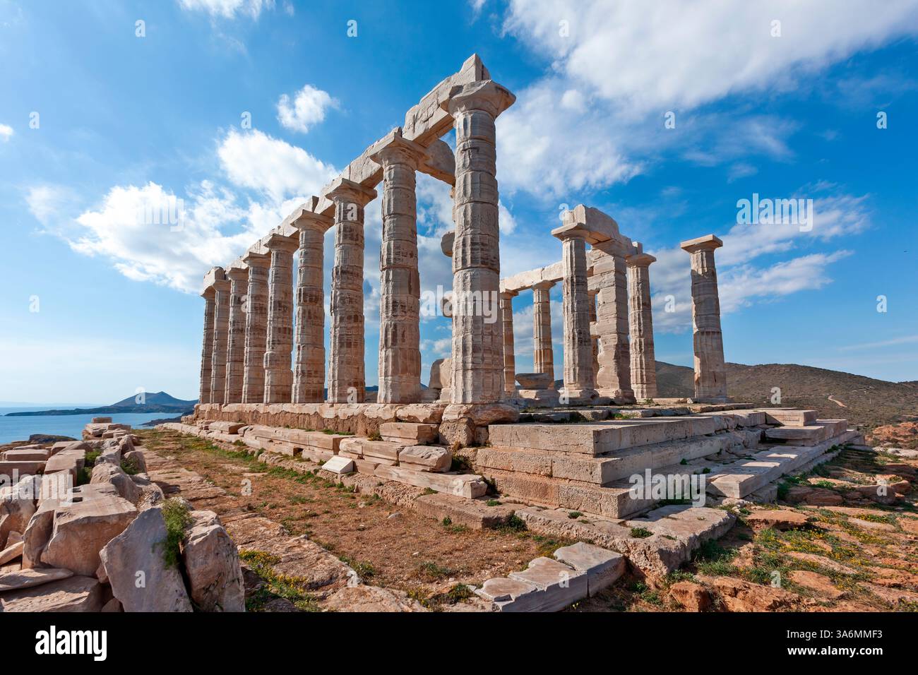 Tempel des Poseidon am Kap Sounio in Südattika, Griechenland, Europa. Der Tempel wurde im 5. Jahrhundert v. Chr. erbaut und war dem Gott des Meeres geweiht. Stockfoto