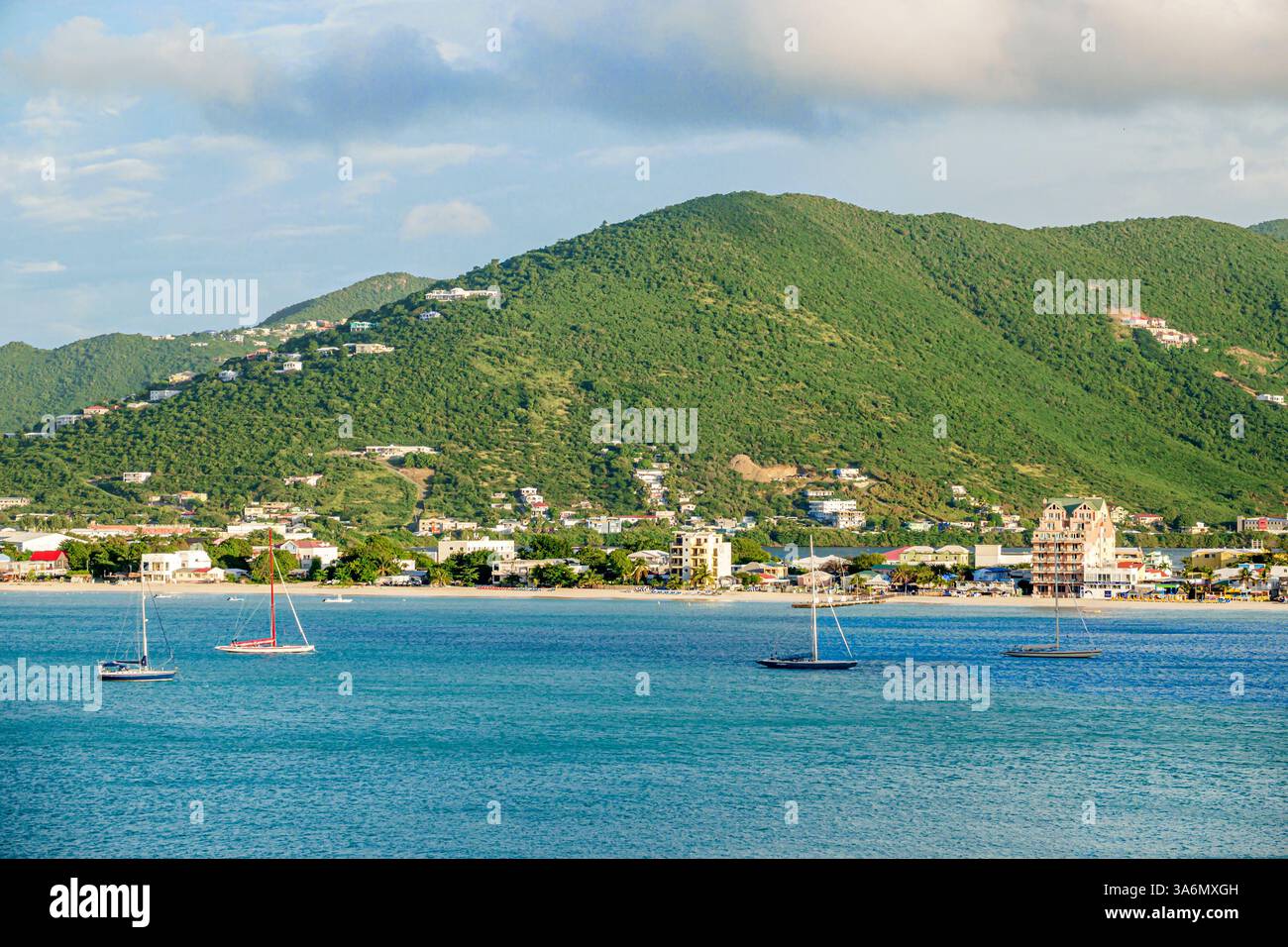 Philipsburg Sint St. Saint Maarten, Great Bay, Sentry Hill, Cole Bay Hill, Cay Hill, Fort Hill, hügelige Landschaft, Küstenstadt, Strandgebäude, Segelboote Stockfoto