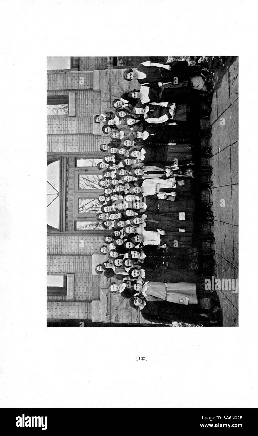 Die Ausgabe 1922 des Jahrbuchs „The Cardinal“ von der East High School bietet einen umfassenden Einblick in das Schuljahr 1921-1922 und behandelt Schüler, Lehrer, Leichtathletik, Schulclubs, und Veranstaltungen in Minneapolis. Stockfoto