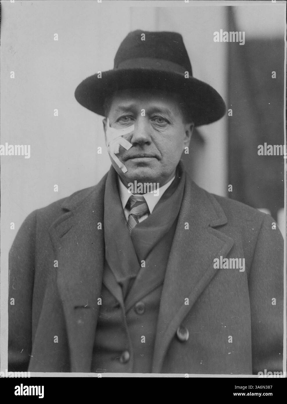 Axel Johnson, ein Kassierer im Star-Restaurant, wurde in einer Gasse in der Nähe des Restaurants angegriffen und ausgeraubt, wobei er eine Tasche mit 900 Dollar verlor. Stockfoto