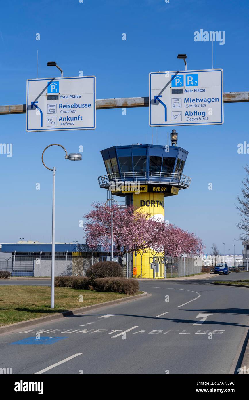 Flughafen Dortmund, DTM, Flugsicherungsturm, BVB schwarz-gelb, Nordrhein-Westfalen, Deutschland, Stockfoto