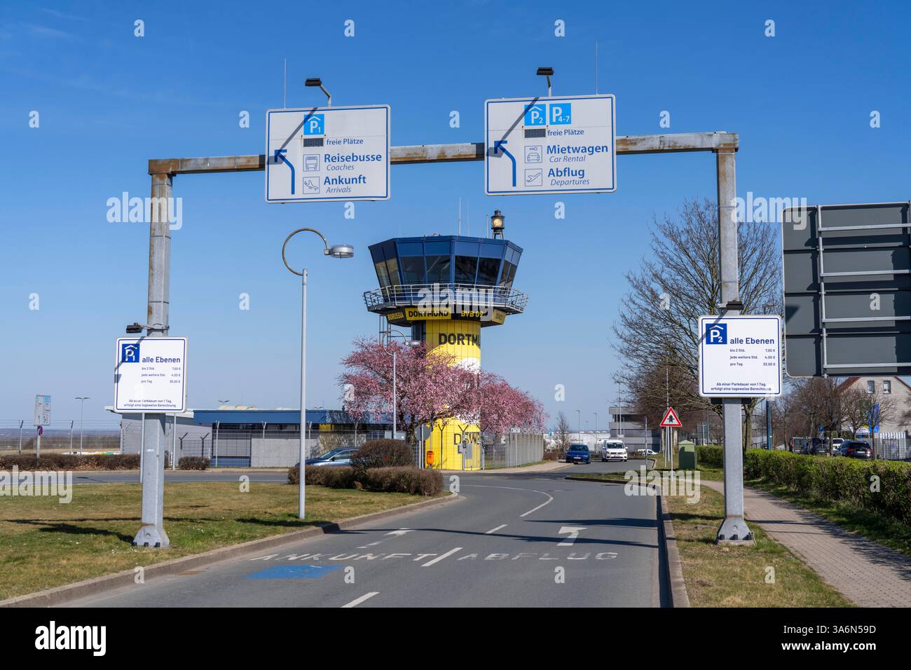 Flughafen Dortmund, DTM, Flugsicherungsturm, BVB schwarz-gelb, Nordrhein-Westfalen, Deutschland, Stockfoto