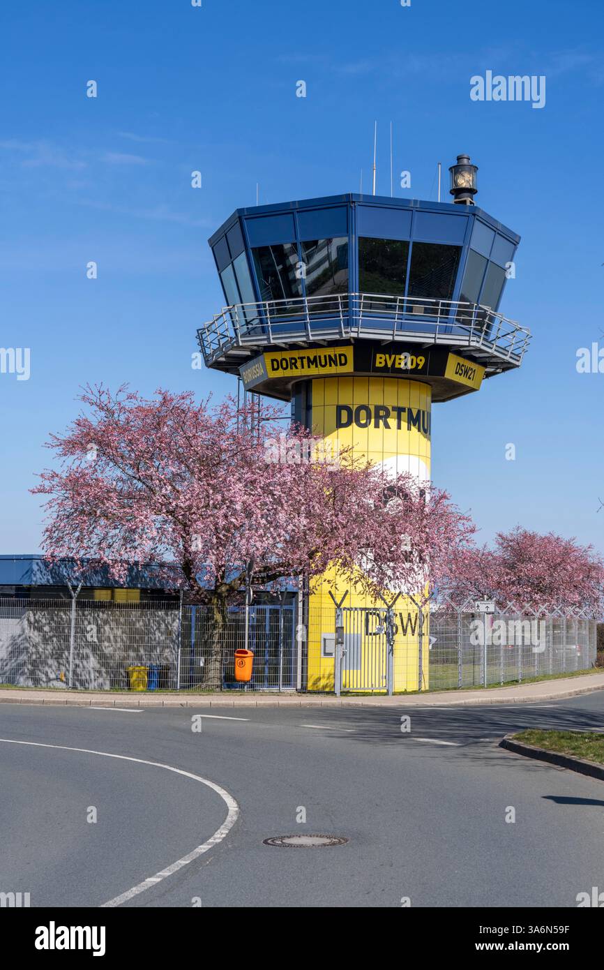 Flughafen Dortmund, DTM, Flugsicherungsturm, BVB schwarz-gelb, Nordrhein-Westfalen, Deutschland, Stockfoto