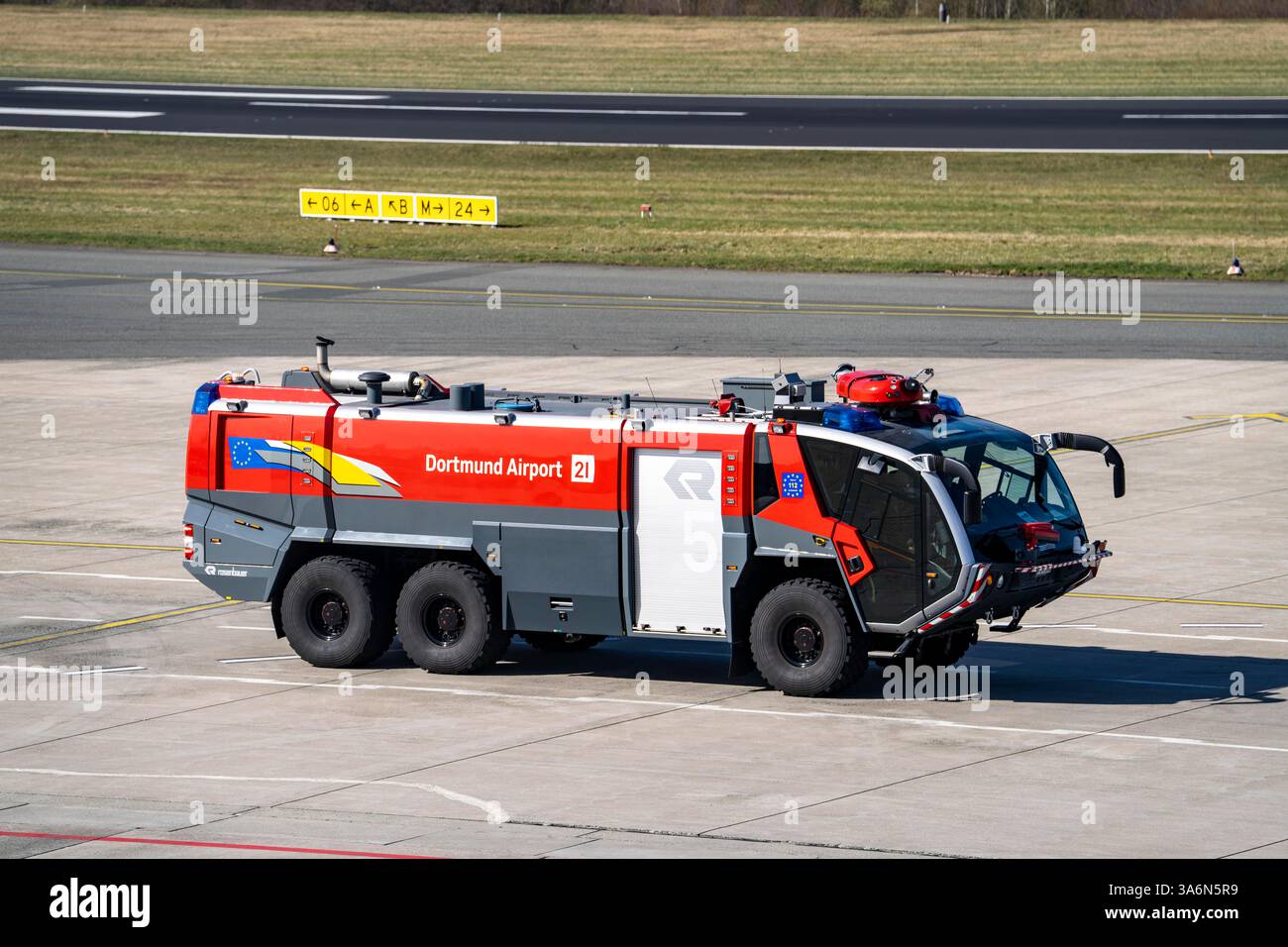 Flughafen Dortmund, DTM, Vorfeld, vor dem Terminal, Start- und Landebahn, Flughafenfeuerwehr, Panther 5, Flugfeldfeuerwehr, Nordrhein-Westfalen, Keim Stockfoto