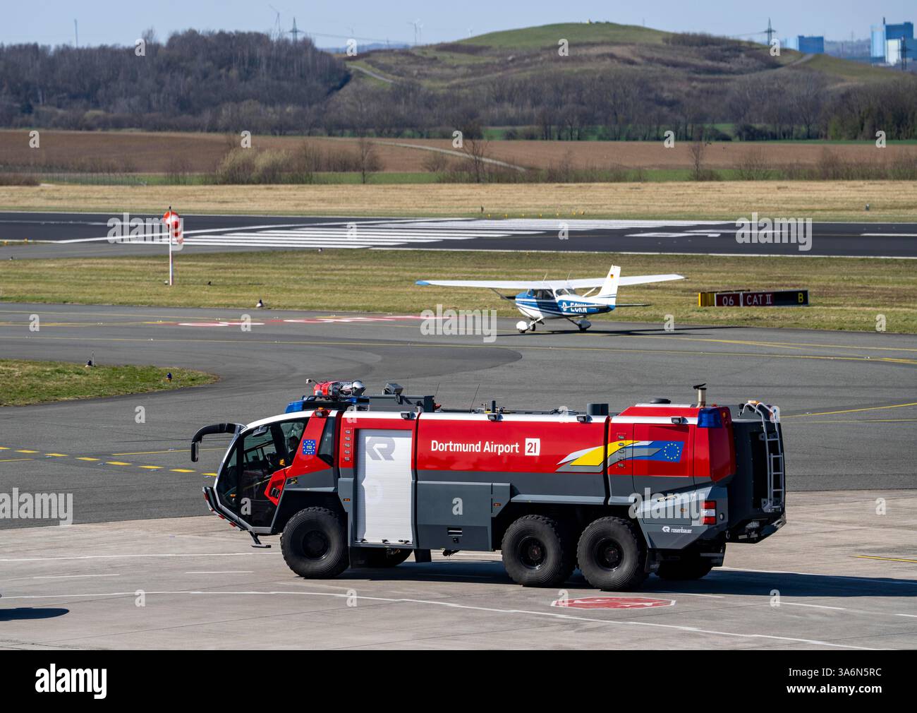 Flughafen Dortmund, DTM, Vorfeld, vor dem Terminal, Start- und Landebahn, Flughafenfeuerwehr, Panther 5, Flugfeldfeuerwehr, Nordrhein-Westfalen, Keim Stockfoto