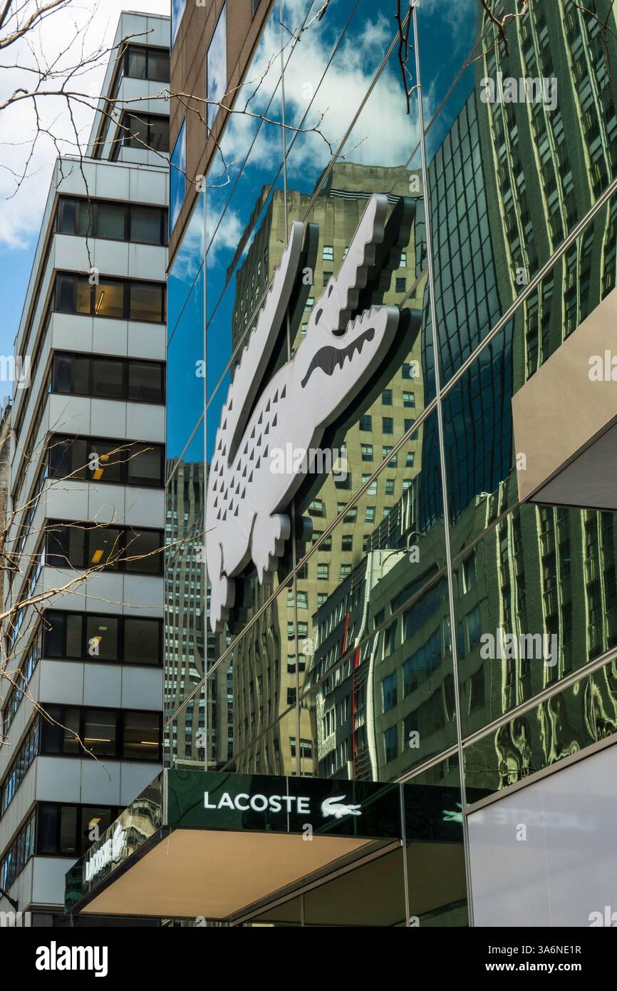 Lacoste eröffnet sein Flagship-Geschäft der Bekleidungslinie an der 575 5th Ave., New York City, 2025, USA Stockfoto