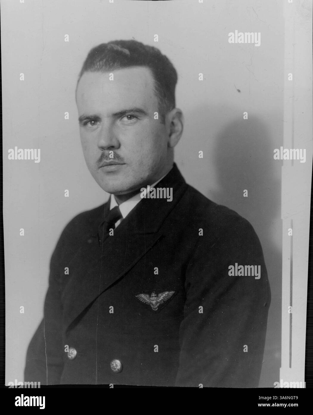 Leutnant Frank E. Weld wird als Kommandant der Luftverkehrseinheit in der US-Marineserve VN11RD9 identifiziert. Stockfoto