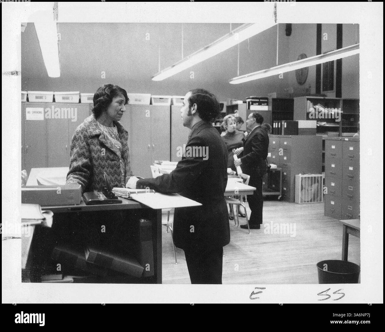 Dr. Marechal Neil E. Young besucht das Prescriptive Instruction Center (PIC) und unterhält sich mit Dr. Robert Guarino, dem PIC-Direktor. Martin Dean spricht auch mit Dr. Judith Brown über Angelegenheiten. Dieses Bild ist ein Beispiel für die Zusammenarbeit im Bildungsbereich im Kontext der afroamerikanischen Geschichte. Stockfoto