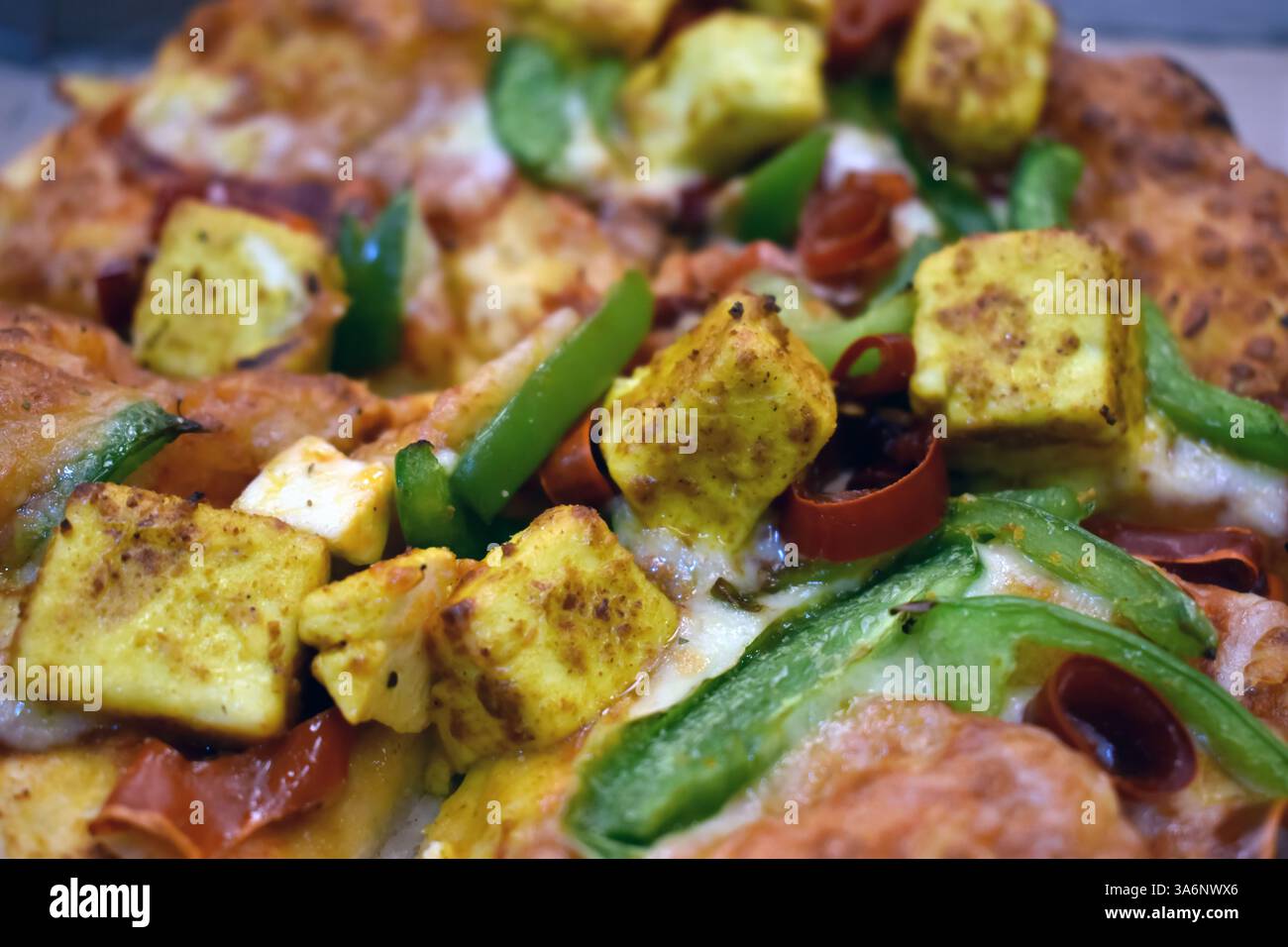 Pizza oder Paneer-Pizza in Holzpfanne. Selektiver Fokus Stockfoto