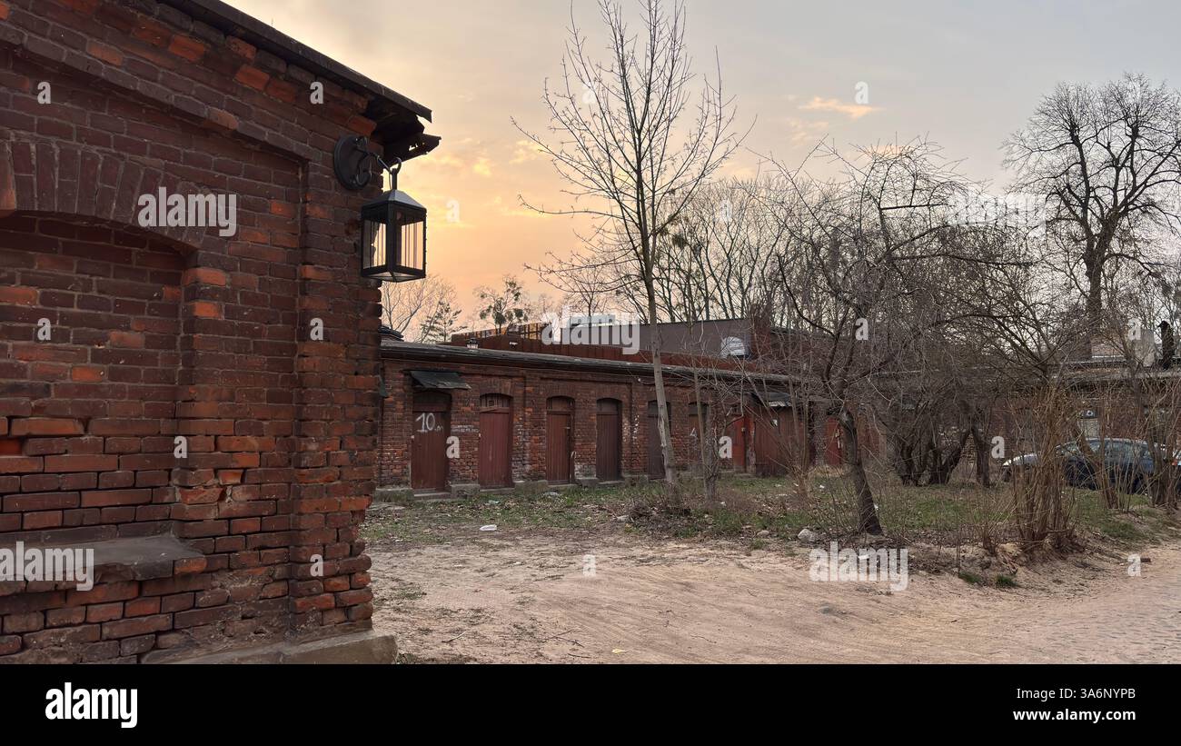 Ein heruntergekommenes, klassisches modernes Gebäude in Lodz, Polen. Łódź - Smartphone-aufgenommenes Stockfoto