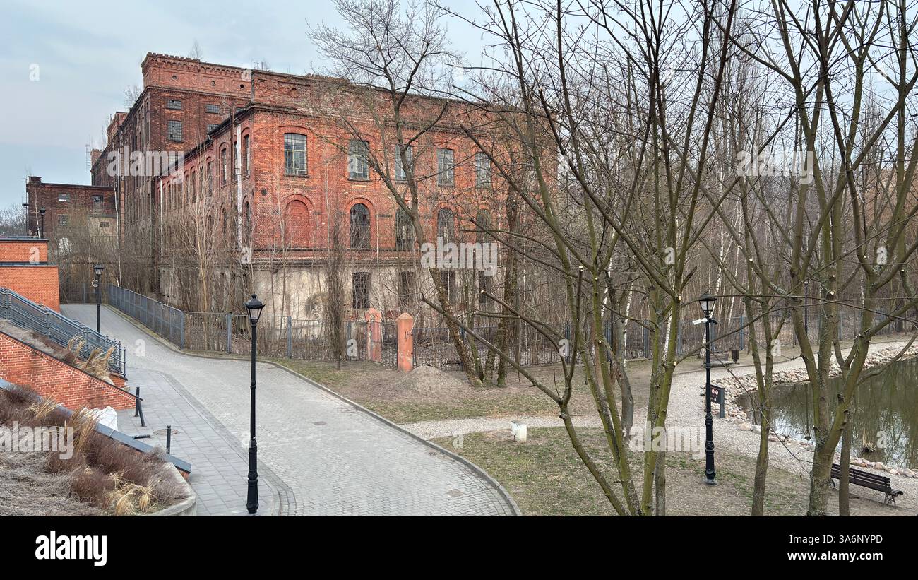 Klassisches modernes Gebäude in Lodz, Polen. Łódź - Smartphone-aufgenommenes Stockfoto