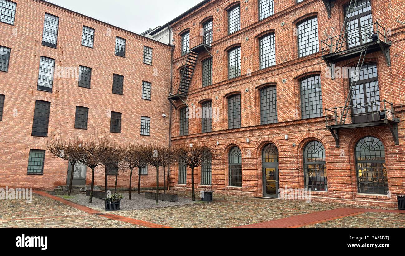 Klassisches modernes Gebäude in Lodz, Polen. Łódź - Smartphone-aufgenommenes Stockfoto