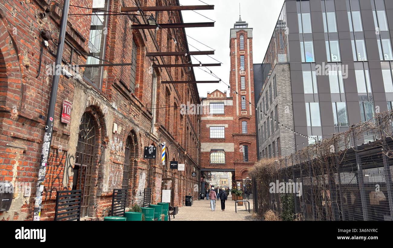 AUSSERHALB DES verjüngten Bereichs. Klassisches modernes Gebäude in Lodz, Polen. Łódź - Smartphone-aufgenommenes Stockfoto