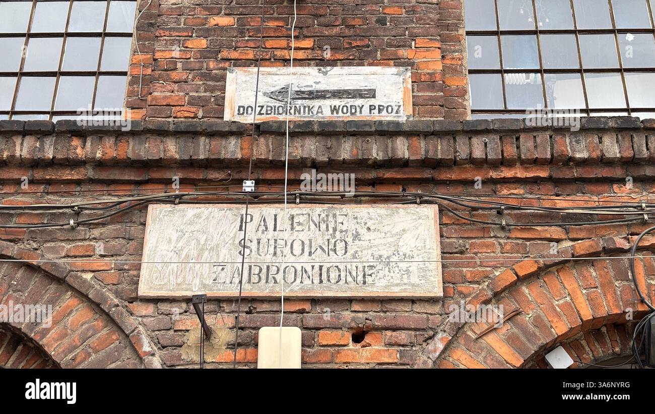Klassisches modernes Gebäude in Lodz, Polen. Łódź - Smartphone-aufgenommenes Stockfoto
