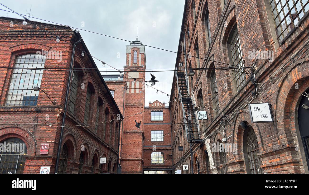 AUSSERHALB DES verjüngten Bereichs. Klassisches modernes Gebäude in Lodz, Polen. Łódź - Smartphone-aufgenommenes Stockfoto