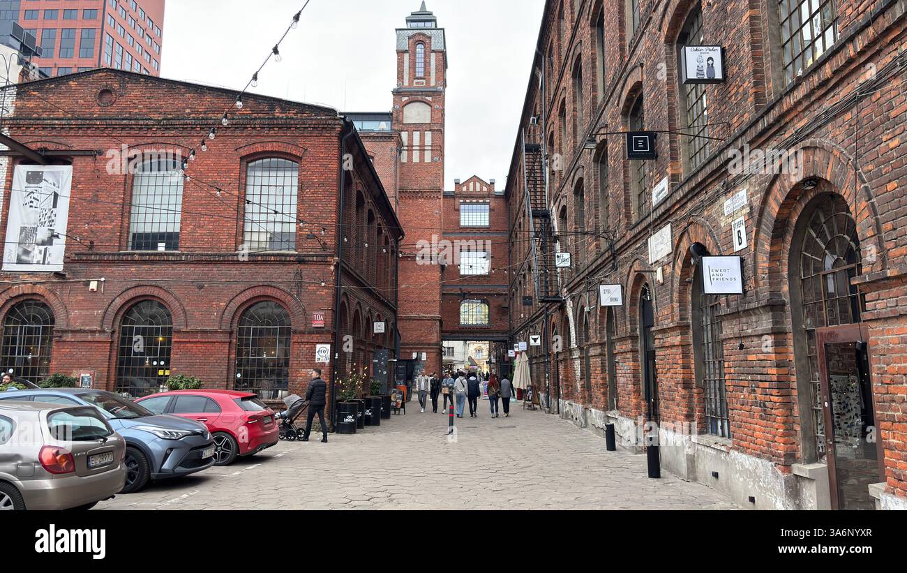 AUSSERHALB DES verjüngten Bereichs. Klassisches modernes Gebäude in Lodz, Polen. Łódź - Smartphone-aufgenommenes Stockfoto