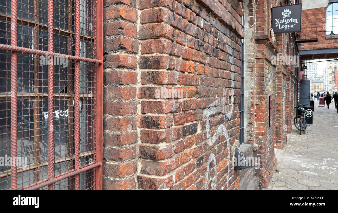 AUSSERHALB DES verjüngten Bereichs. Klassisches modernes Gebäude in Lodz, Polen. Łódź - Smartphone-aufgenommenes Stockfoto
