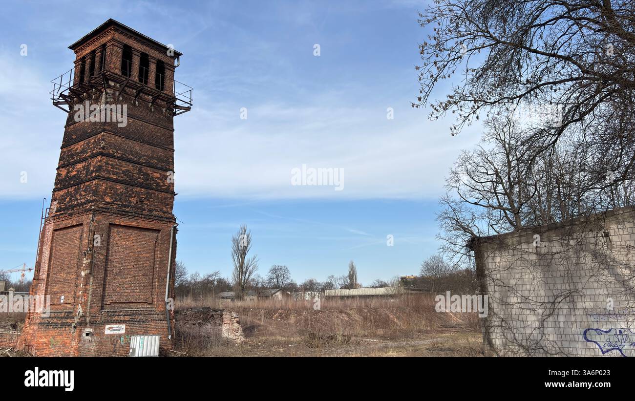 Ein heruntergekommenes, klassisches modernes Gebäude in Lodz, Polen. Łódź - Smartphone-aufgenommenes Stockfoto