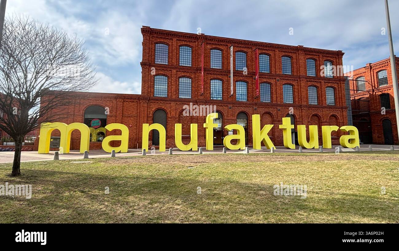 Manufaktura Red Brick Industriefabrik klassisches modernes Gebäude in Lodz, Polen. Łódź - Smartphone-aufgenommenes Stockfoto