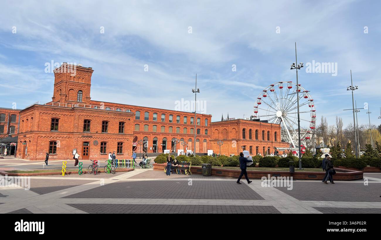 Manufaktura Red Brick Industriefabrik klassisches modernes Gebäude in Lodz, Polen. Łódź - Smartphone-aufgenommenes Stockfoto