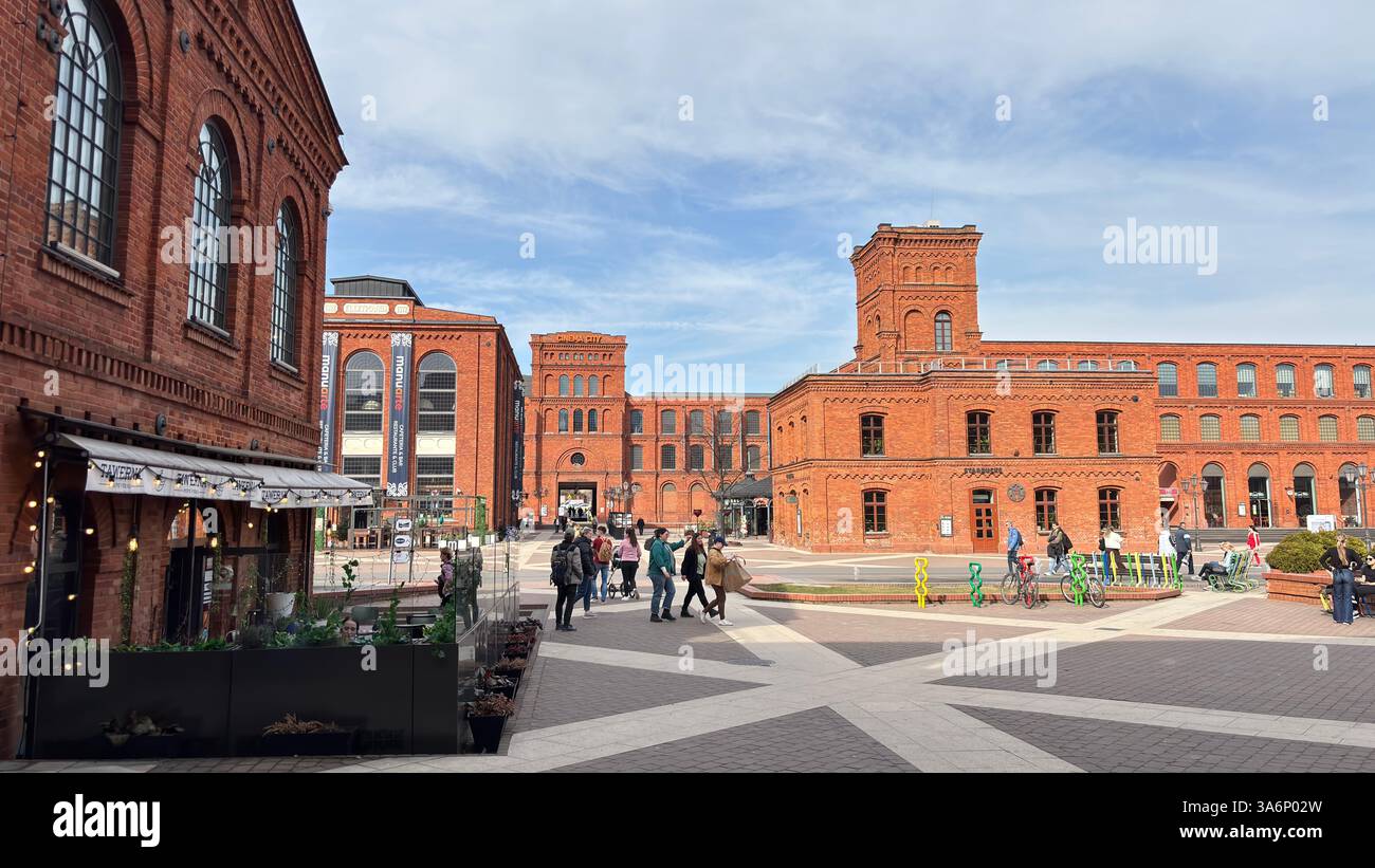Manufaktura Red Brick Industriefabrik klassisches modernes Gebäude in Lodz, Polen. Łódź - Smartphone-aufgenommenes Stockfoto