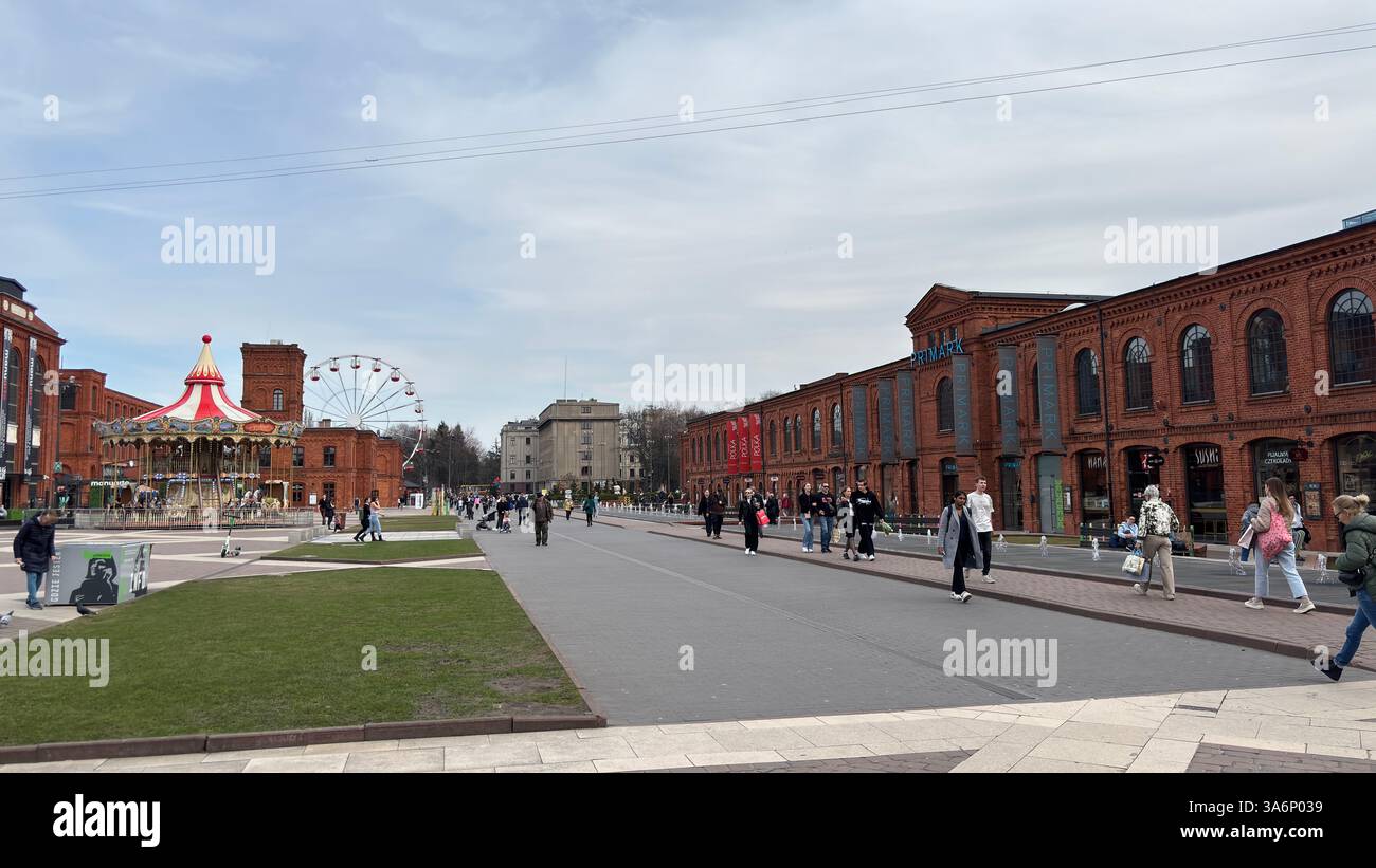Manufaktura Red Brick Industriefabrik klassisches modernes Gebäude in Lodz, Polen. Łódź - Smartphone-aufgenommenes Stockfoto