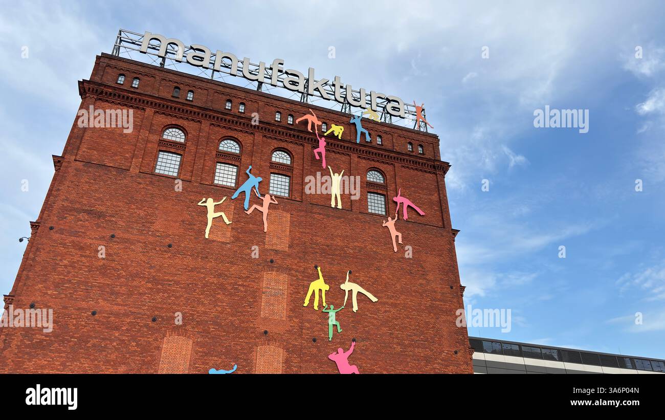 Manufaktura Red Brick Industriefabrik klassisches modernes Gebäude in Lodz, Polen. Łódź - Smartphone-aufgenommenes Stockfoto